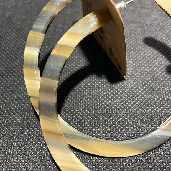 Plastic hoop earrings - Picture 4 of 4